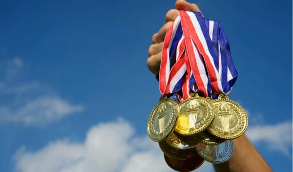 Editorial - Αντιγόνη Ντρισμπιώτη vs age shaming: 1-0