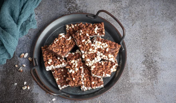 Μπάρες πρωτεΐνης με γεύση Snickers! Η υγιεινή και γρήγορη συνταγή με βάση της τη ρυζογκοφρέτα