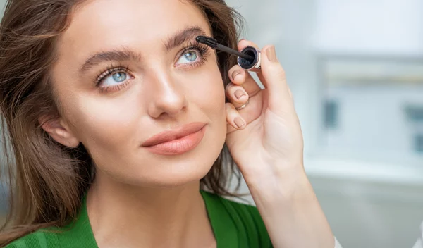 Η χρωματιστή εκδοχή του eye liner που επικρατεί στο street style φέτος