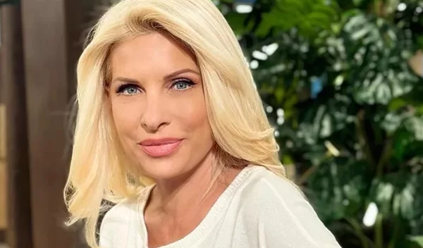 Το απόλυτο καλοκαιρινό χρώμα κραγιόν σύμφωνα με την Ελένη Μενεγάκη