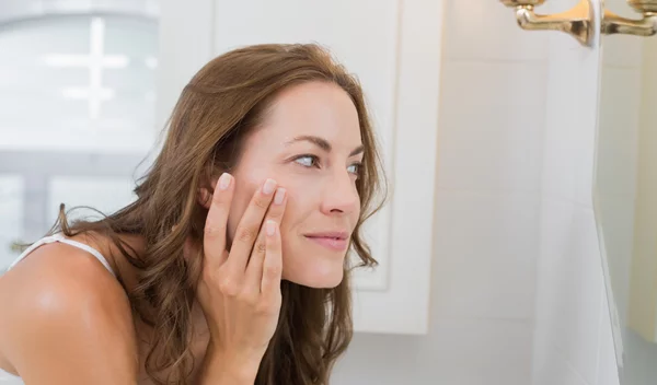 3 κινήσεις SOS για νεανική επιδερμίδα στα 30 (και μετά)