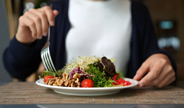 Ξαφνικές μελανιές, επιθυμία για... πάγο: 4 παράξενα σημάδια που δίνει το σώμα όταν του λείπουν βιταμίνες