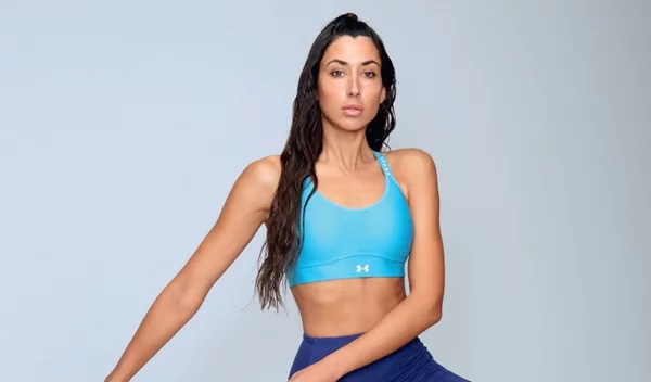 H αθλήτρια κολύμβησης Ένη Αργυρού είναι το cover girl του τεύχους Μαΐου