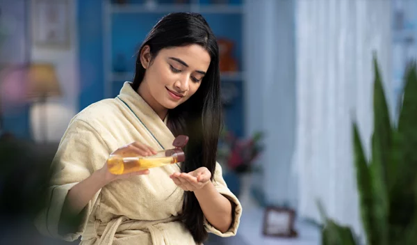 Ελαιόλαδο στα μαλλιά: Πώς θα το χρησιμοποιήσεις σωστά για υπέροχη φυσική ενυδάτωση