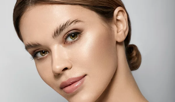 Χείλη για φίλημα: Το εύκολο DIY lip scrub για τα πιο λεία, βελούδινα χείλη στο κρύο