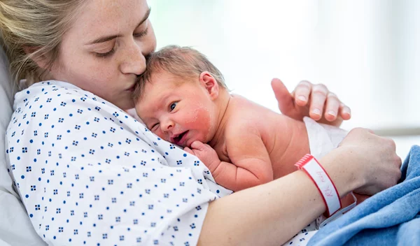 Το ΙΑΣΩ γιορτάζει και προσφέρει 10 δωρεάν τοκετούς