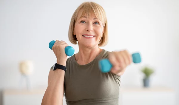 Είσαι άνω των 60; Κάνε αυτές τις 5 ασκήσεις για ενδυνάμωση με βάρη