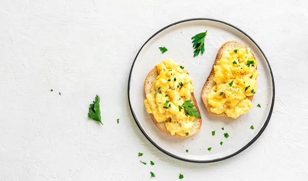 Πρωινό στο λεπτό: 4 εύκολοι τρόποι να μαγειρέψεις αυγά στο φούρνο μικροκυμάτων