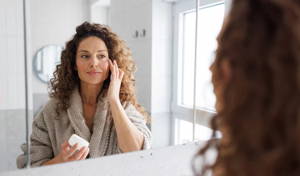 Η υπερβολική χρήση καλλυντικών βλάπτει το δέρμα τελικά;