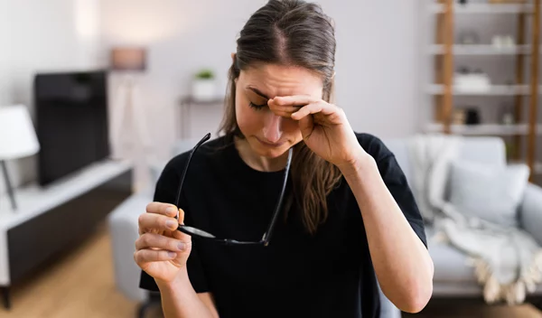 Νιώθεις διαρκώς εξαντλημένη και νυστάζεις συνέχεια; Τι μπορεί να σου "φωνάζει" το σώμα σου