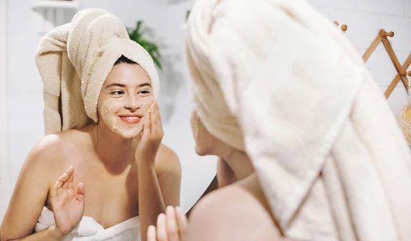 Απολέπιση δεν είναι μόνο τα scrubs: Τι είναι η φυσική και τι η χημική απολέπιση;