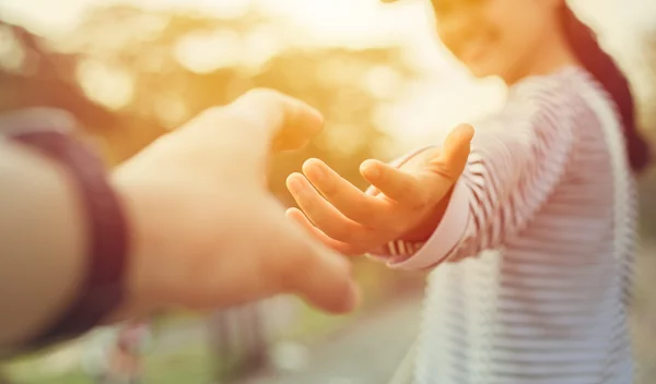 Tι μας παρακινεί να βοηθάμε τους άλλους;