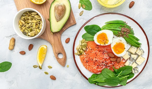 Keto Vs Vegan: Ποια ενισχύει καλύτερα το ανοσοποιητικό σύστημα;