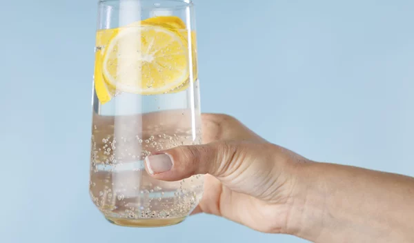 Το ανθρακούχο νερό κάνει κακό στα δόντια σου;