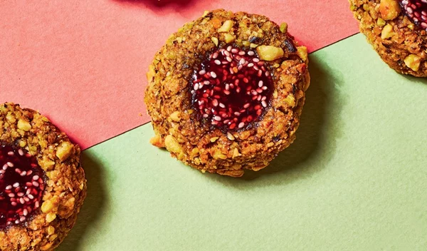 Vegan μπισκότα με φιστίκια Αιγίνης, γέμιση με σπόρους chia και μαρμελάδα βατόμουρου