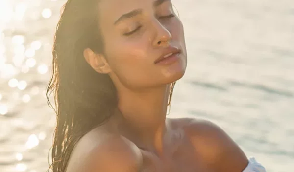 Γιατί έχω πιο καθαρή επιδερμίδα το καλοκαίρι;