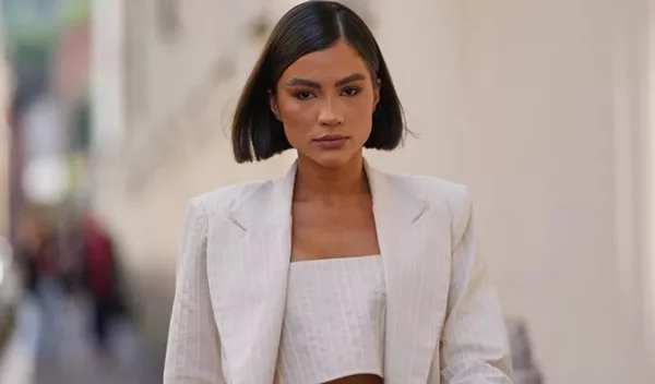 Καρέ κούρεμα: Αυτό είναι το classy χτένισμα που θα αναβαθμίσει το look σου για τις γιορτές