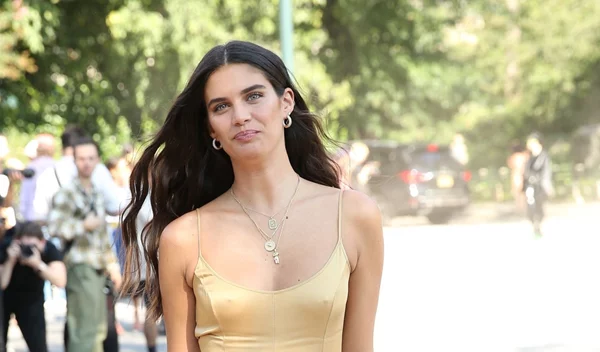 Αυτό είναι το πολυτελές χρώμα μαλλιών για μελαχρινές που κάνει κάθε εμφάνιση να δείχνει "ακριβή"