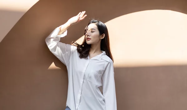 Γιατί είναι σημαντικό να φοράς αντηλιακό προσώπου όλο τον χρόνο (ακόμα και όταν έχει συννεφιά);