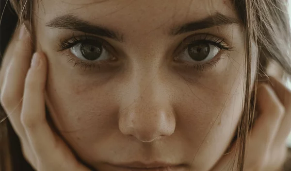 5 λάθη που κάνουν όσοι φοράνε φακούς επαφής