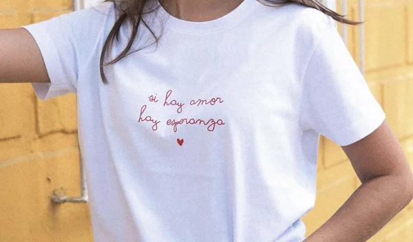 TikTok style hacks: 4 cool τρόποι για να δέσεις το oversized T-shirt σου σαν crop top