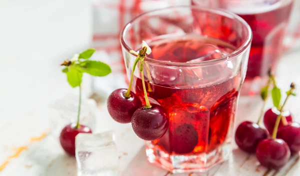 Σπιτική υγιεινή βυσσινάδα με 3 υλικά