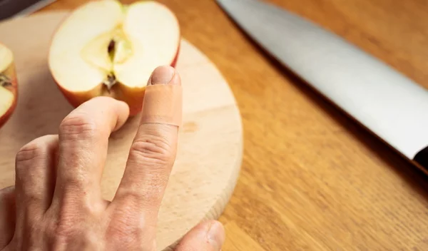 Πρώτες βοήθειες: Τι να κάνεις αν έχεις πυρετό, πονάει η μέση σου, κόπηκες ή έχεις ή ανοιχτή πληγή;