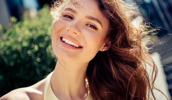 Πώς να επαναφέρεις το φυσικό χρώμα των μαλλιών σου