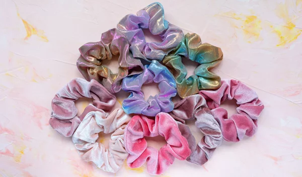 Ένας ευφάνταστος τρόπος για να φορέσεις τα scrunchies σου