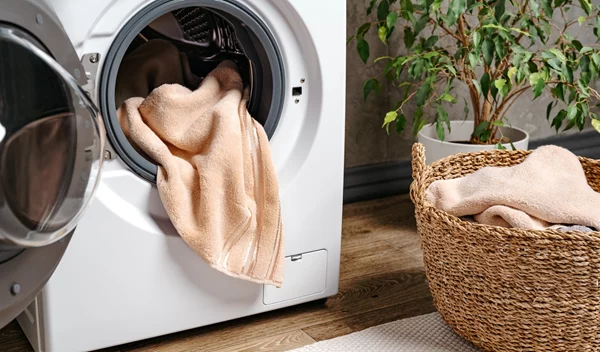 Ρούχα μαζί με πετσέτες στο πλυντήριο; 5 λάθη που κάνεις με τα άπλυτα - Και πώς να τα διορθώσεις