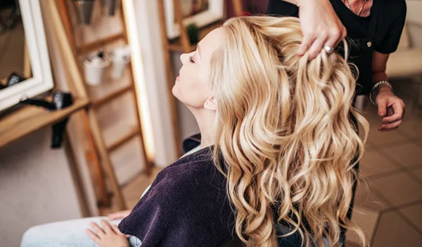 Ο hairstylist της JLo μάς δείχνει πώς να φτιάξουμε μόνες μας το χτένισμα που έχει γίνει viral στο Tik Tok