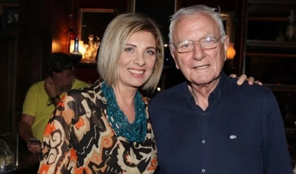 "Ο Κώστας Χαρδαβέλλας δεν έφυγε από τον καρκίνο. Εδώ και ένα χρόνο...": Η σύζυγός του ξεκαθαρίζει την αιτία θανάτου του