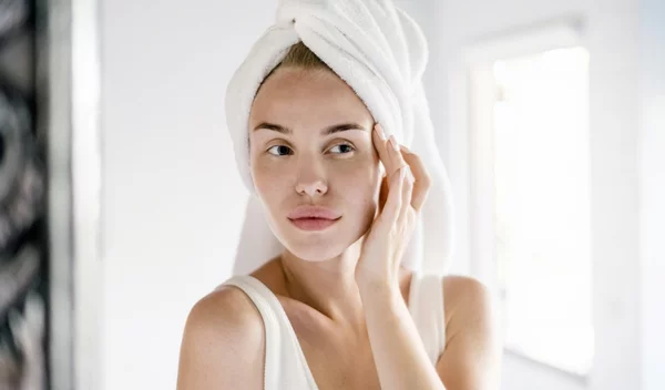 Πώς θα αποκτήσεις λαμπερή, ενυδατωμένη και καθαρή επιδερμίδα με τον πιο φυσικό τρόπο