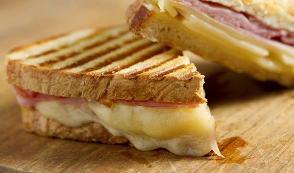 Ψημένο ή κρύο τοστ; Έχουν θερμιδική διαφορά και τι να προτιμήσεις;