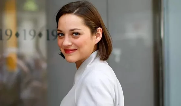 Η Marion Cotillard αποκαλύπτει τη ρουτίνα προπόνησής της για λεπτή σιλουέτα στα 50