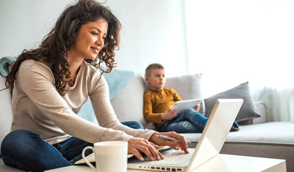 Τηλεργασία με τα παιδιά στο σπίτι: οδηγός επιβίωσης