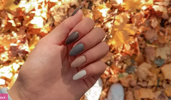 Το μικρό twist που θα "μεταμορφώσει" τα νύχια σου φέτος το φθινόπωρο