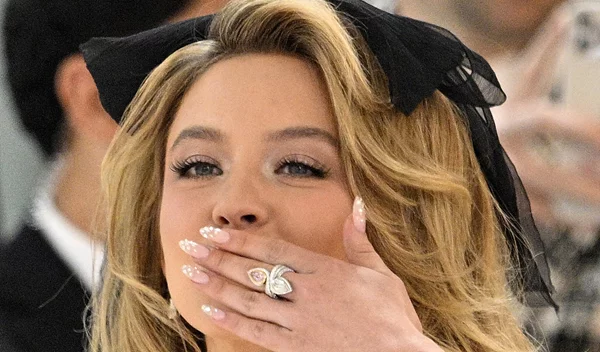 DIY mani: Η πανεύκολη κίνηση που θα μετατρέψει ακόμα και το πιο απλό μανικιούρ σε απόλυτα γιορτινό