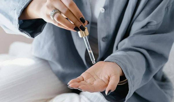 Αμυγδαλέλαιο, λάδι καρύδας ή καστορέλαιο; Ποιο έλαιο μαλλιών να επιλέξεις ανάλογα με τις ανάγκες σου