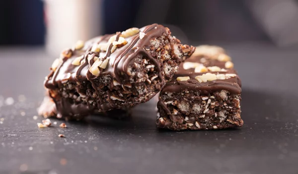 Σου αρέσουν οι crunchy σοκολάτες με ρύζι; Τότε θα λατρέψεις αυτή τη σπιτική εναλλακτική με κινόα