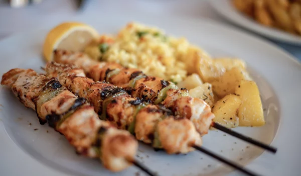 Καλαμάκι κοτόπουλο απ’ έξω: Πόσο υγιεινή επιλογή είναι τελικά;