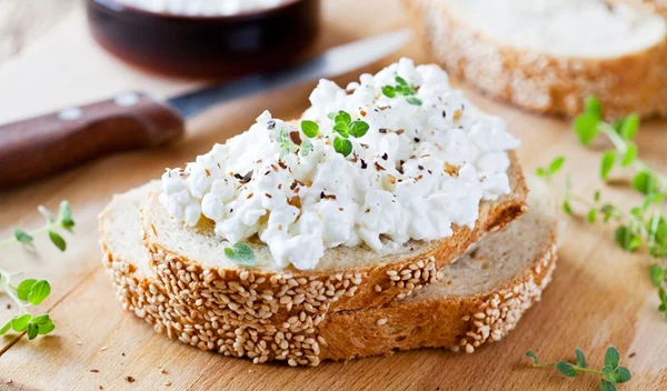 Cottage cheese vs. γιαούρτι: Ποιο είναι το καλύτερο για εσένα; - Κάνουμε τη σύγκριση