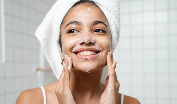 5 καθαριστικά προσώπου με σαλικυλικό οξύ που μειώνουν τη λιπαρότητα