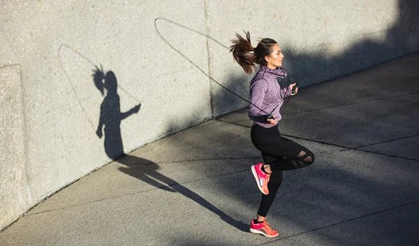 Σου αρέσει το σχοινάκι; Nα γιατί πρέπει να το εντάξεις στις καθημερινές σου προπονήσεις
