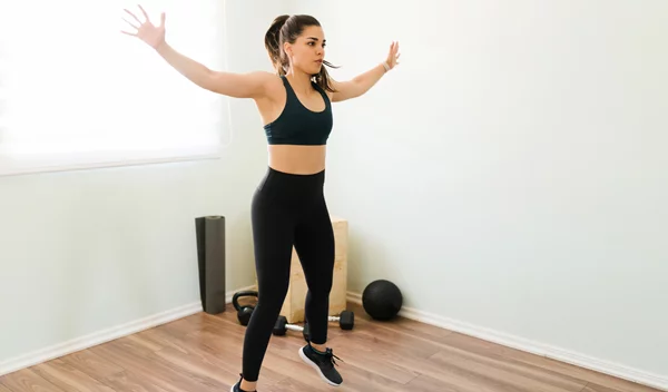 Γυμναστική στο σπίτι: Οι 4 αποτελεσματικές cardio ασκήσεις για να "κάψεις" λίπος