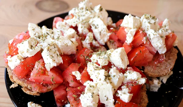 Ντάκος χωρίς φέτα: Οι καλύτερες εναλλακτικές τυριών για τη σαλάτα σου