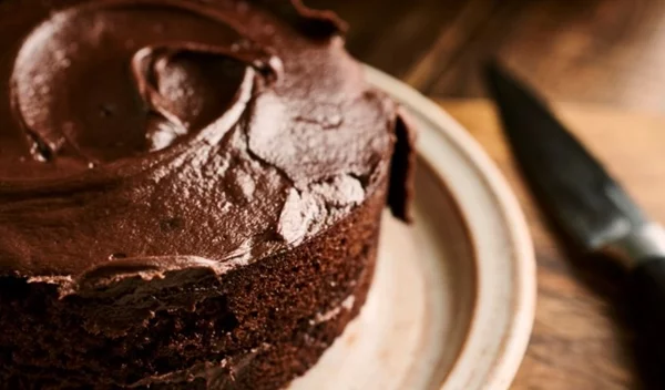 Το απόλυτο σοκολατένιο κέικ - Αφράτο, νόστιμο και δεν χρειάζεται ούτε μίξερ