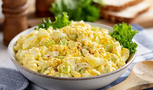 Πέντε βασικά tips για να φτιάξεις την πιο νόστιμη σπιτική αυγοσαλάτα