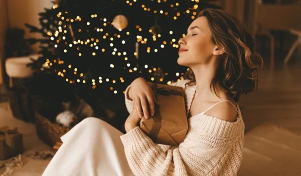 Χριστούγεννα για ενήλικες: Πώς να ζήσεις τις γιορτές με λιγότερο άγχος και περισσότερη χαρά