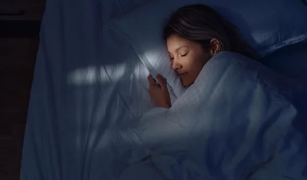 Κοιμάσαι με φως; Γιατί οι ειδικοί προειδοποιούν να το σταματήσεις τώρα